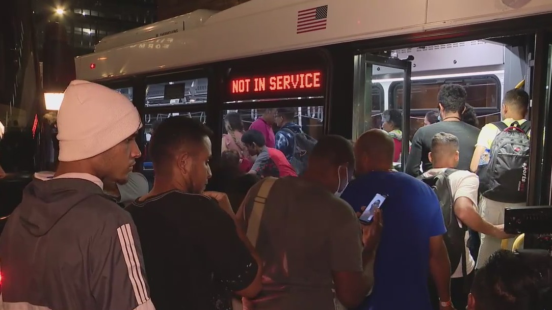 2 buses of migrants arrive in Chicago from Texas