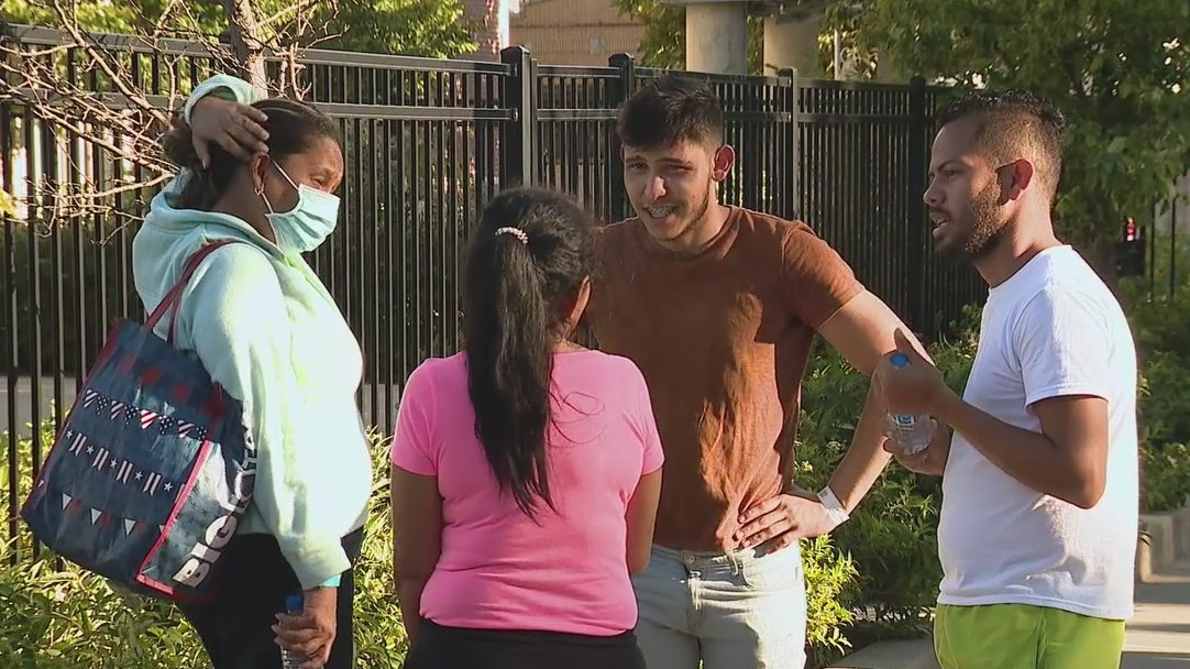 100 more migrants arrive in Chicago from Texas