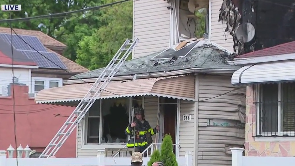 Firefighter injured battling Bronx house fire