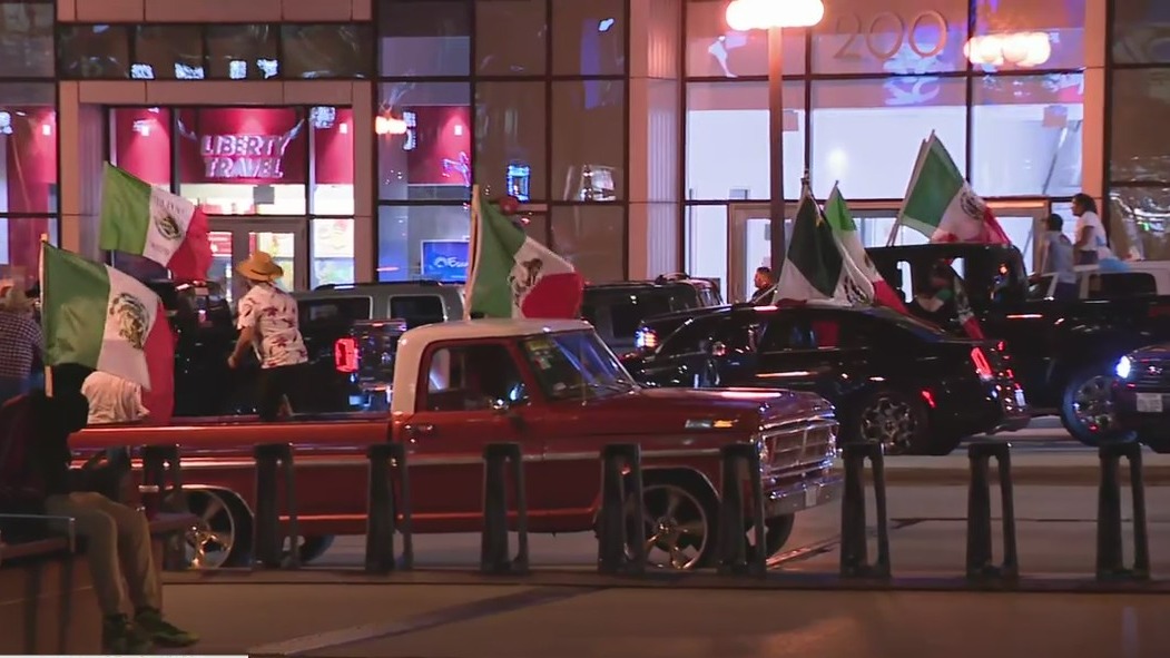 Mexican Independence caravans begin in downtown Chicago
