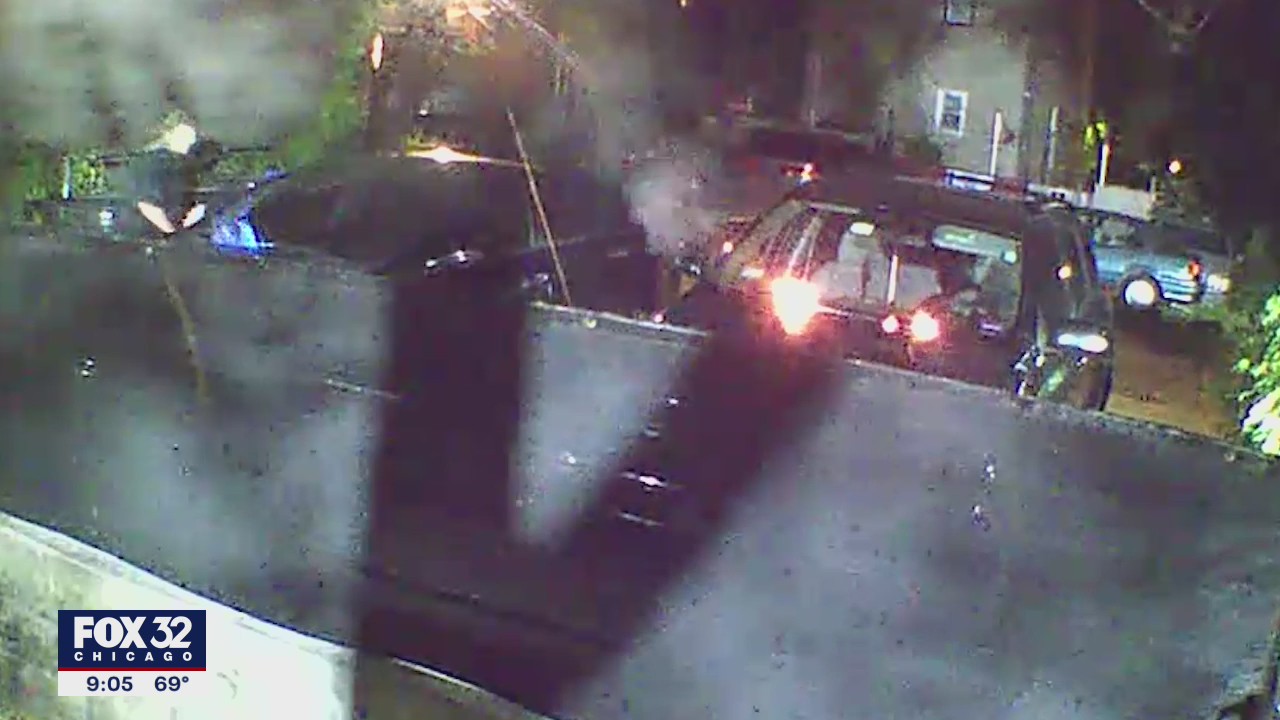 Man caught on camera torching vehicles on Chicago's West Side