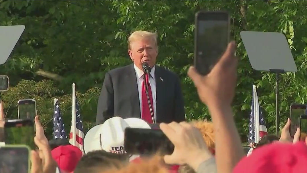Trump holds campaign rally in South Bronx