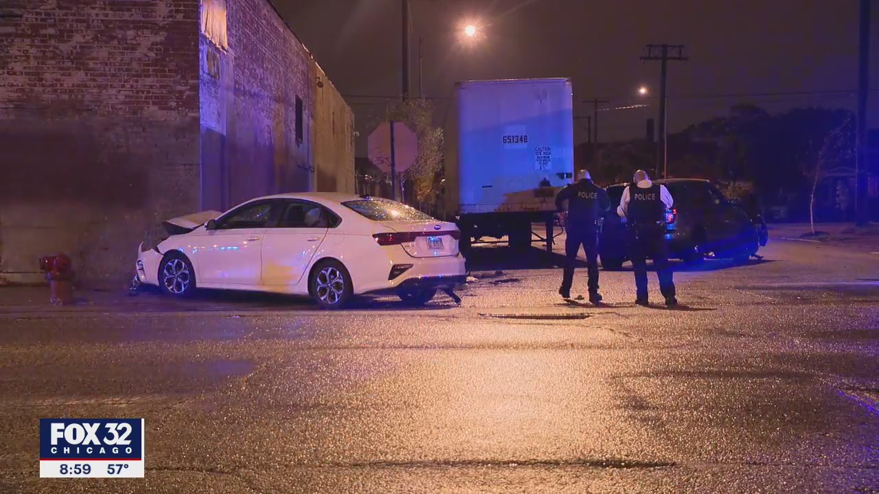 Stolen car crashes into building after hitting Chicago police SUV | FOX ...