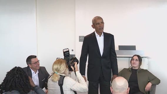 Obama surprises Chicago students on field trip