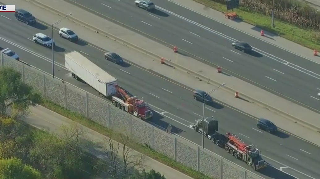 1 dead in crash involving semi-truck on I-55