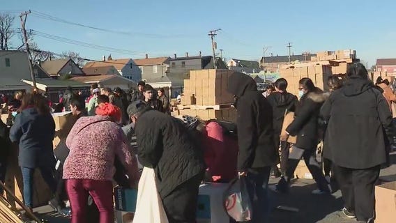 Chicago alderman partners with United Giving Hope, Walgreens for Thanksgiving giveaway in Little Village