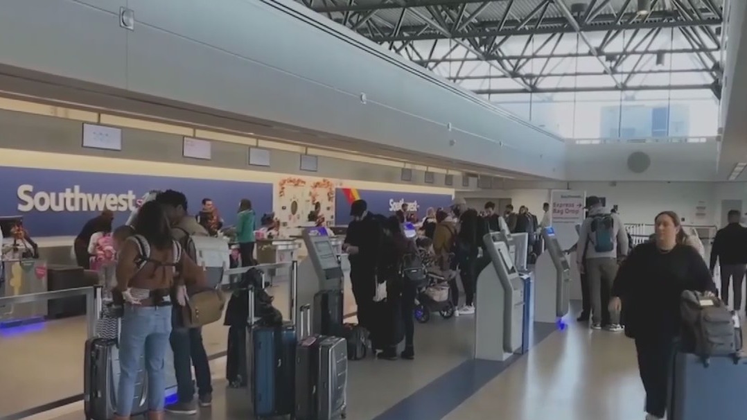 Thanksgiving travel period hits its peak Tuesday, FAA says