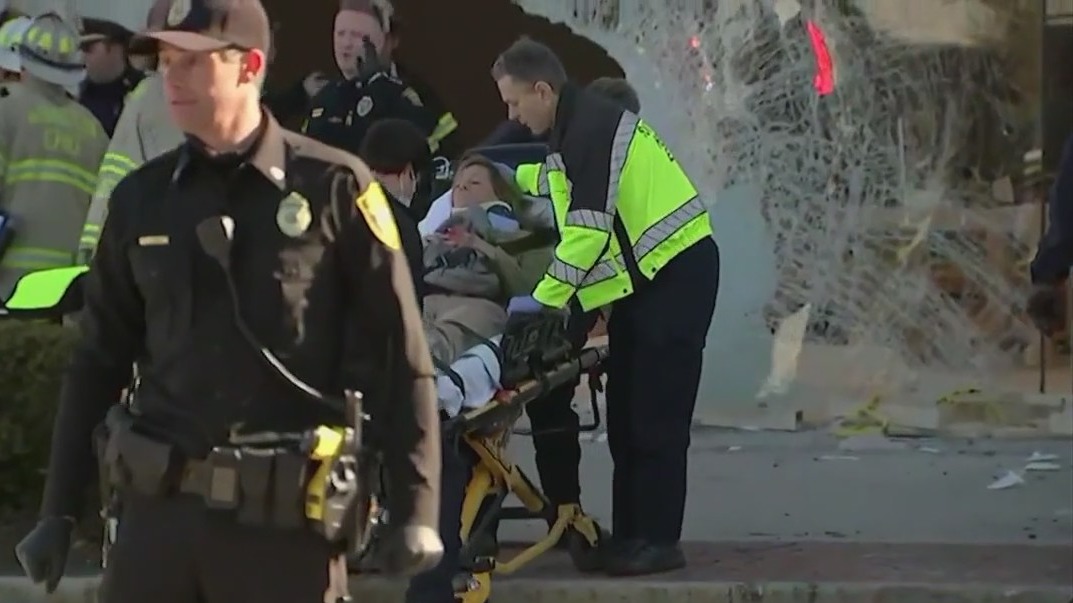1 dead, 16 injured after car plows into Apple Store | FOX 32 Chicago