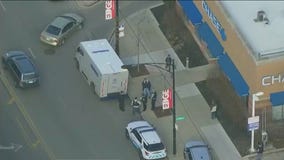 Woman reportedly steals $200K from Chicago armored truck