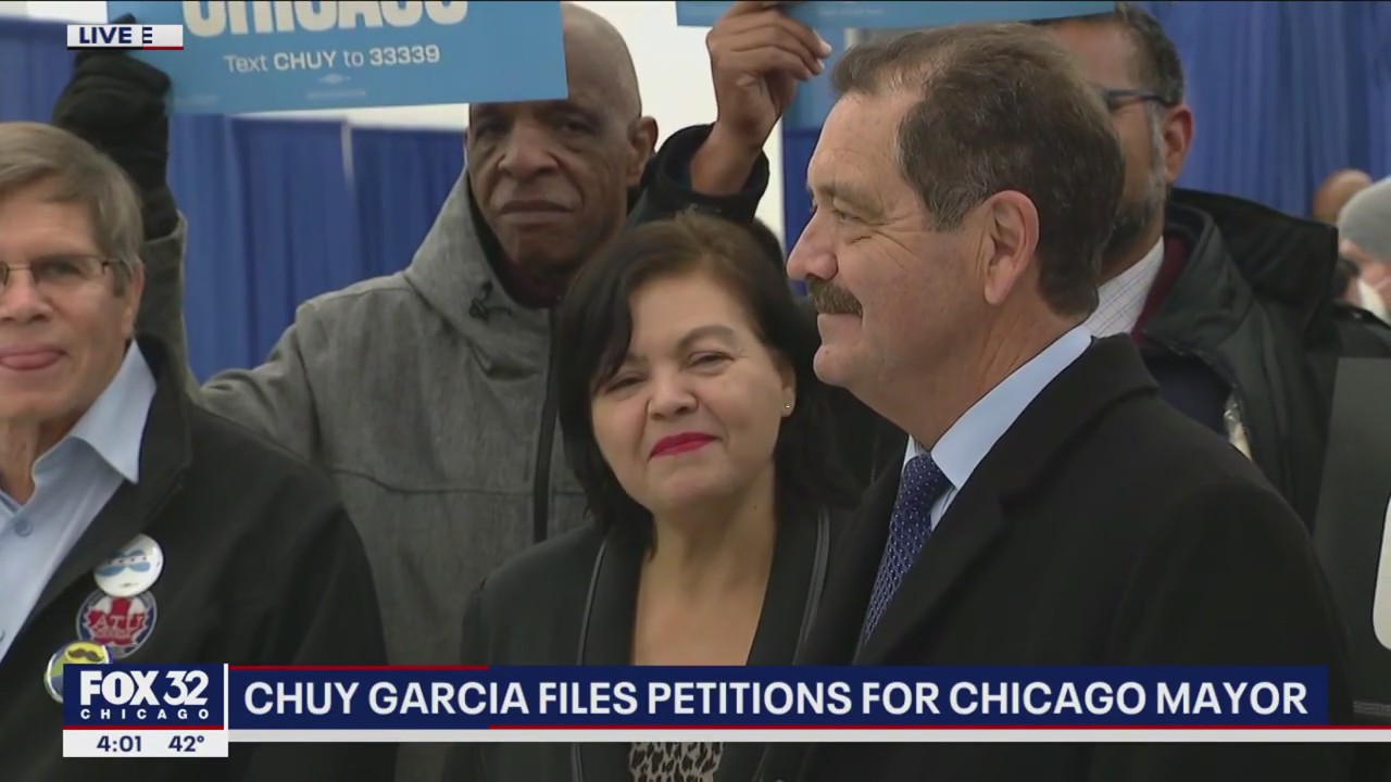 Congressman Chuy Garcia submits signatures to run for Chicago mayor