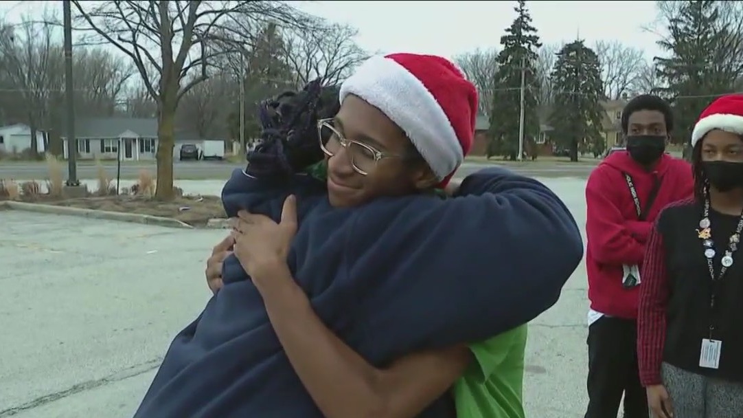 Students in Chicago Heights host Christmas drive to help neighbors in need