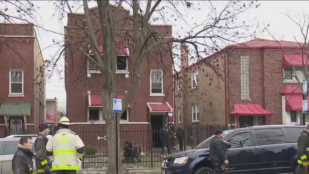 1 person killed in building fire on Chicago's West Side