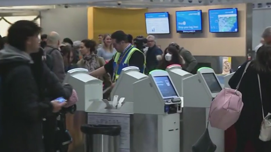 Hundreds of flights canceled, crowds pack Chicago airports as travelers hope to beat upcoming storm