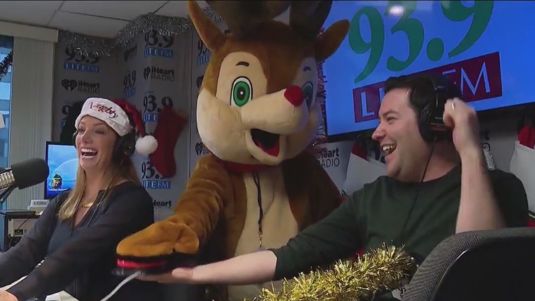 Suburban man figures out Chicago radio's most played Christmas songs