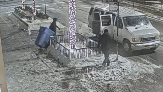 Smash-and-grab burglary on Mag Mile, police investigating