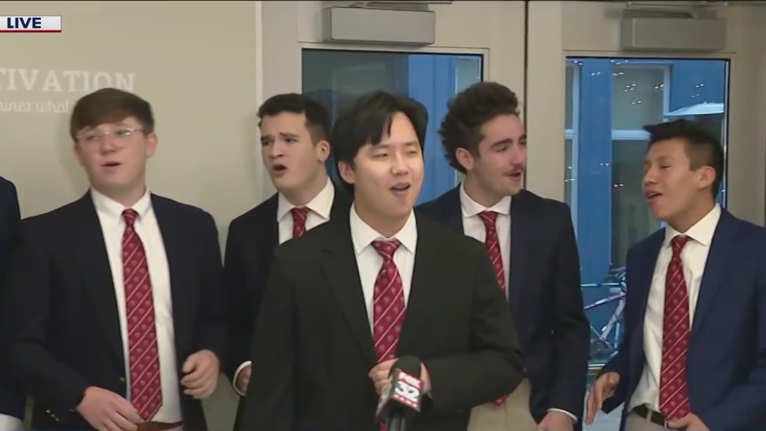 The Colgate 13 acapella group kicks off tour in Chicago