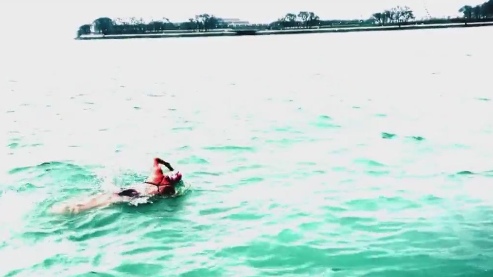 Chicagoan Qing Li wins gold medal at Ice Swimming World Championships