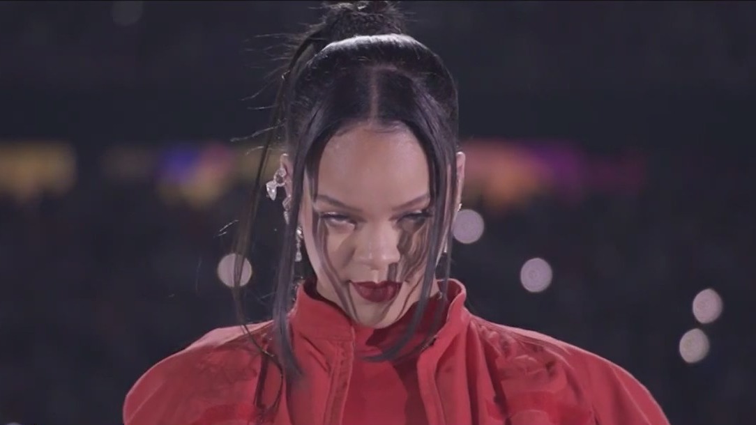 Rihanna steals Super Bowl spotlight with pregnancy news