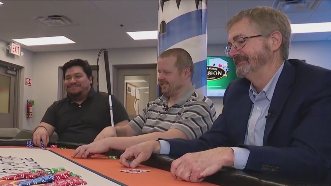 Blind Chicago man inspires other with his passion for playing poker