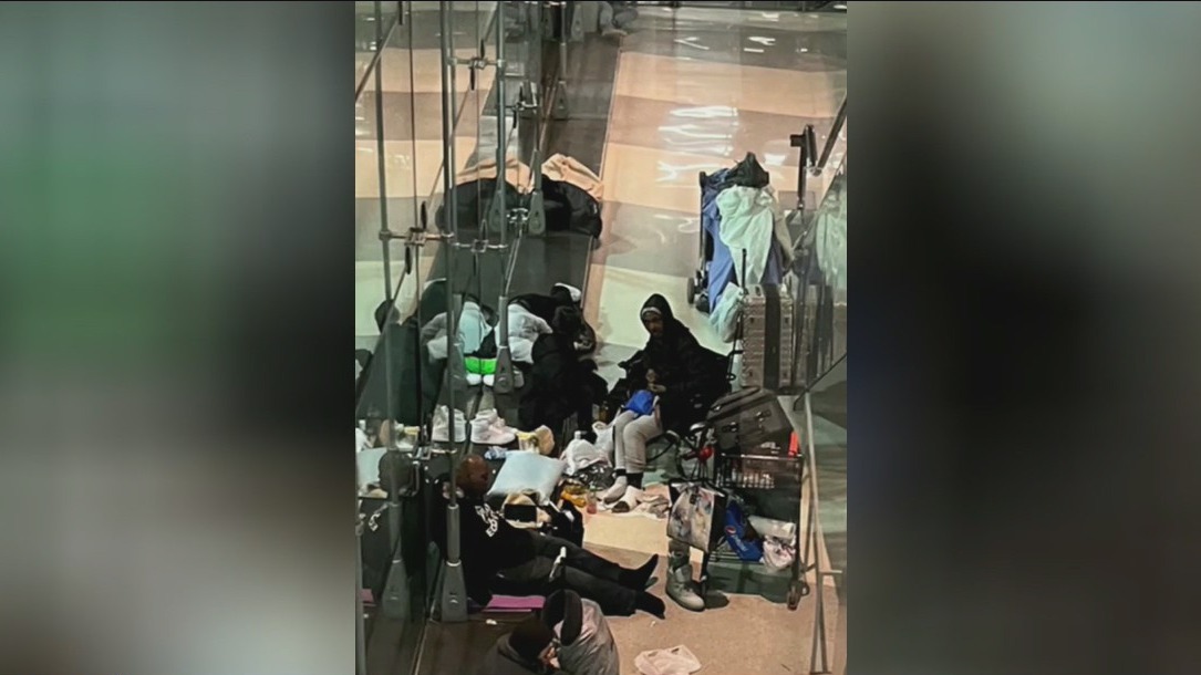 Mayor vows to remove unhoused people from O?Hare as more seek shelter at airport