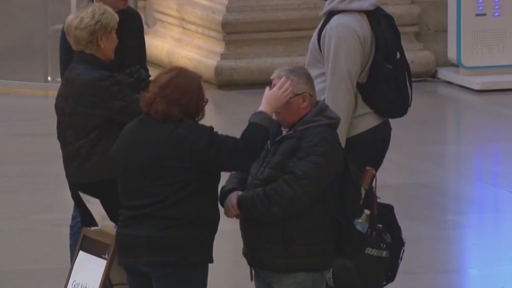 Chicago-area churches set up shop at train stations, street corners for Ash Wednesday