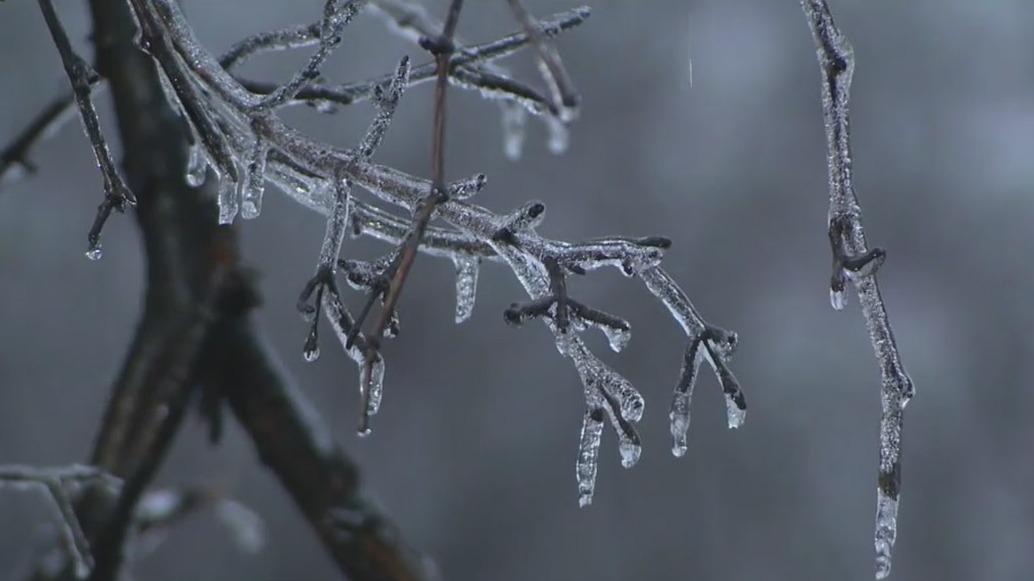 Chicago ice storm: Ice, rain creating slick road conditions