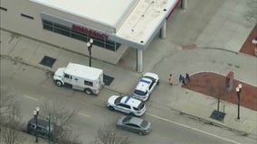 Armored truck guard shot during robbery attempt in Chicago