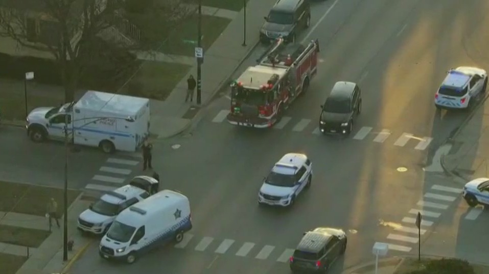 Chicago police officer reportedly shot on South Side, rushed to hospital