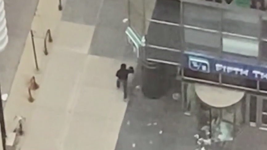 Chicago bank robbery: Guard shot, suspect flees with cash