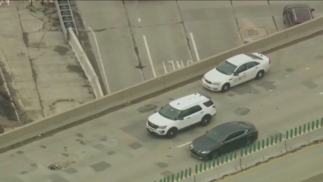 Massive pothole opens up on I-55 bridge
