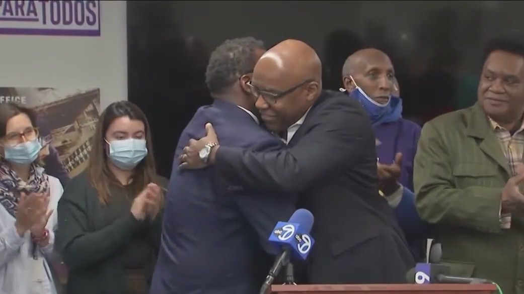 Chicago mayoral election: Raoul endorses Johnson, Green supports Vallas