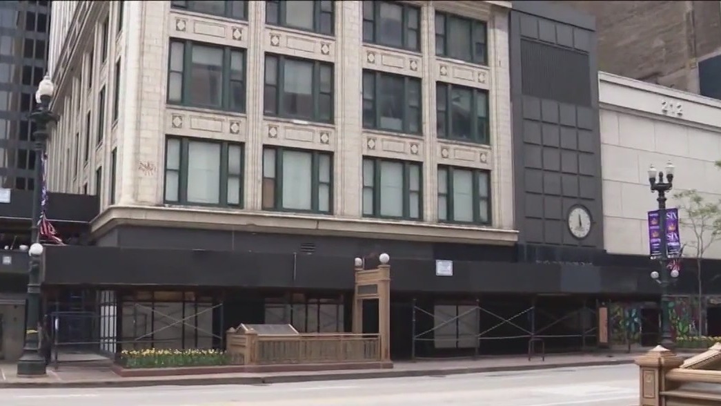 Feds shut down sidewalk outside downtown Chicago historic buildings