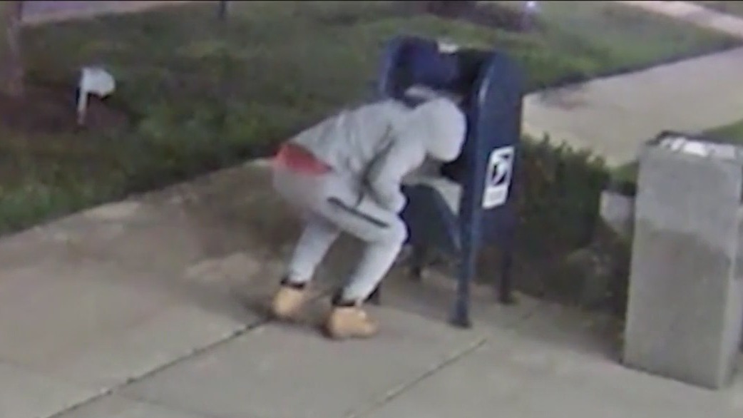 Chicago police warn of postal workers being robbed at gunpoint