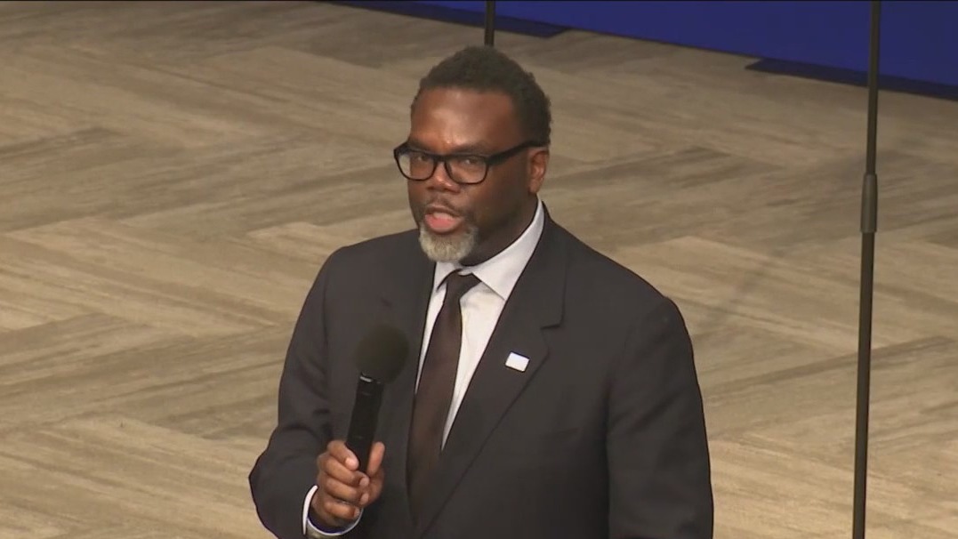 Chicago voters encouraged to turn out early tomorrow to miss Election Day storms