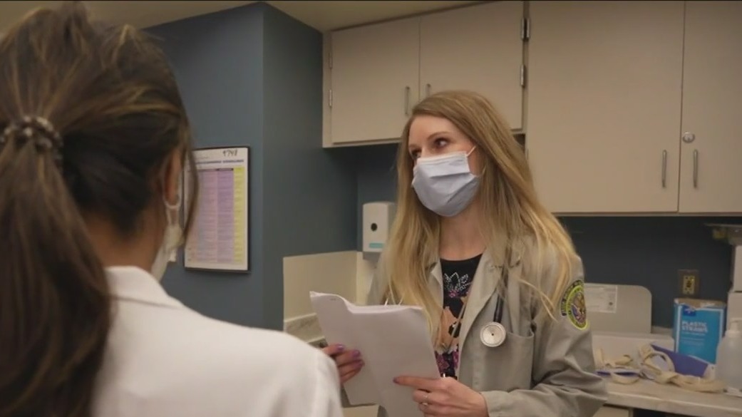 Chicago doctor donates kidney to stranger, helps save 2 lives