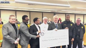 Aurora mayor visits 911 dispatchers, delivers personalized gifts