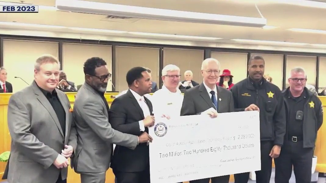 Aurora mayor visits 911 dispatchers, delivers personalized gifts