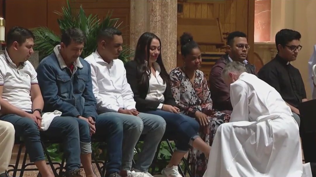 Refugees in Chicago area participate in Holy Thursday ritual