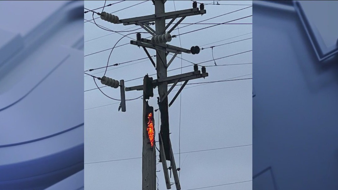 Utility pole fire closes Indiana State Tollway in both directions