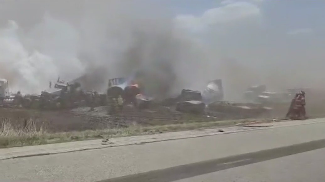 `Multiple fatalities? on I-55 after 'dust storm' causes large crash in downstate Illinois