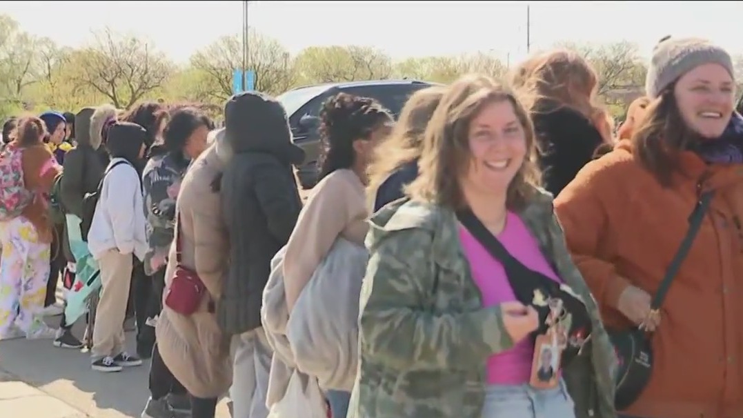 Crowds flock to Allstate Arena for Suga concert