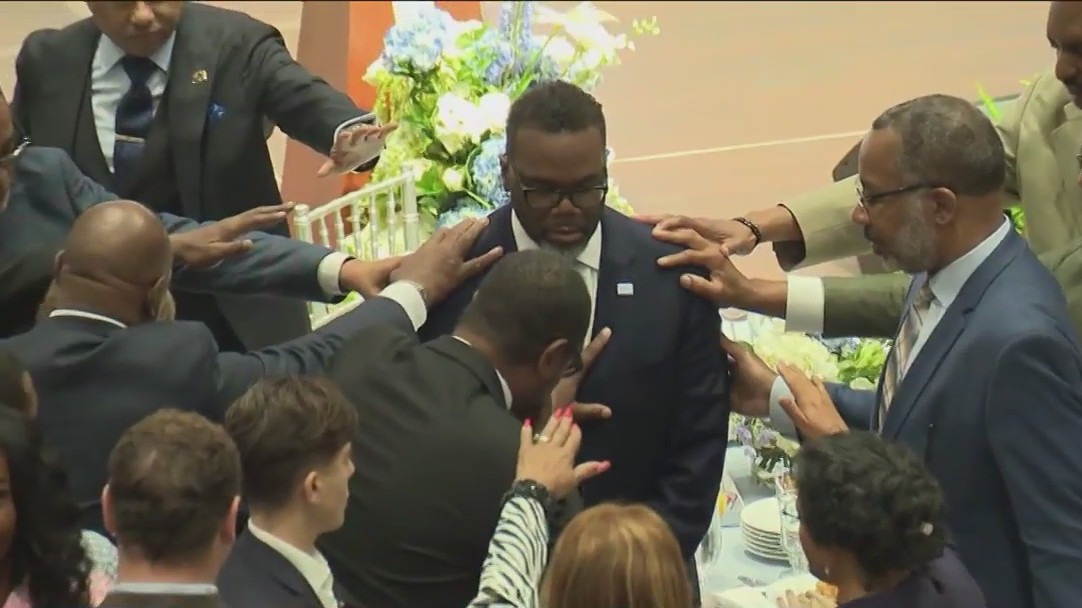 Chicago faith leaders gather to pray over Johnson ahead of inauguration