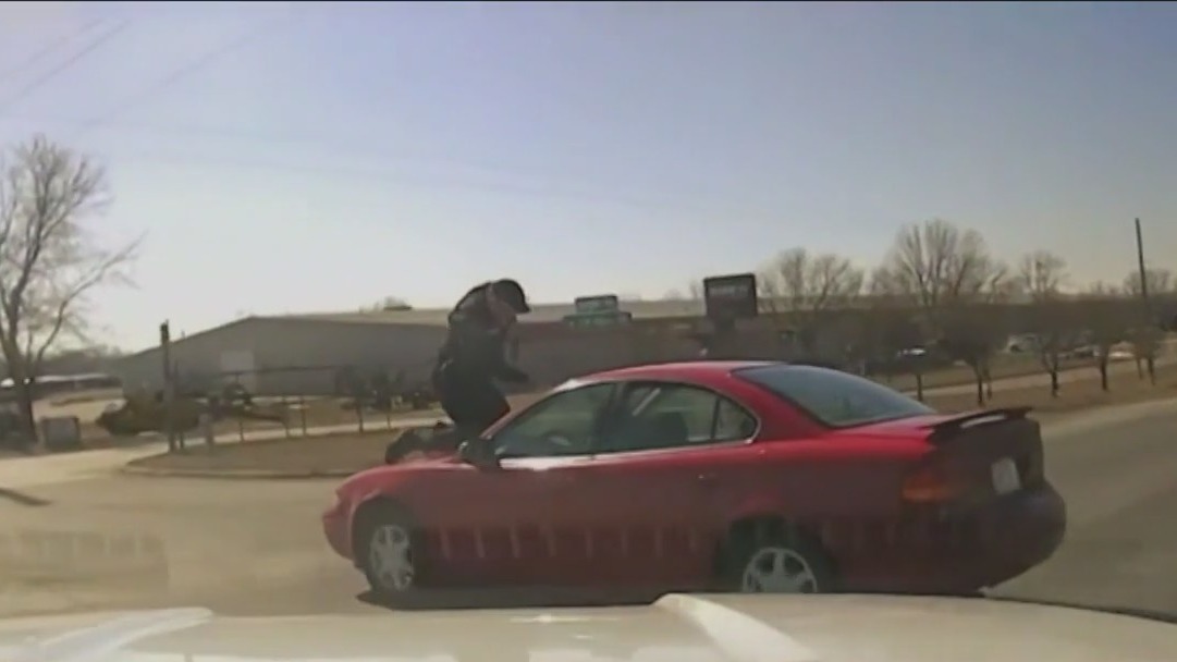 Illinois man sentenced to 5 years after speeding away with Iowa cop clinging to his car