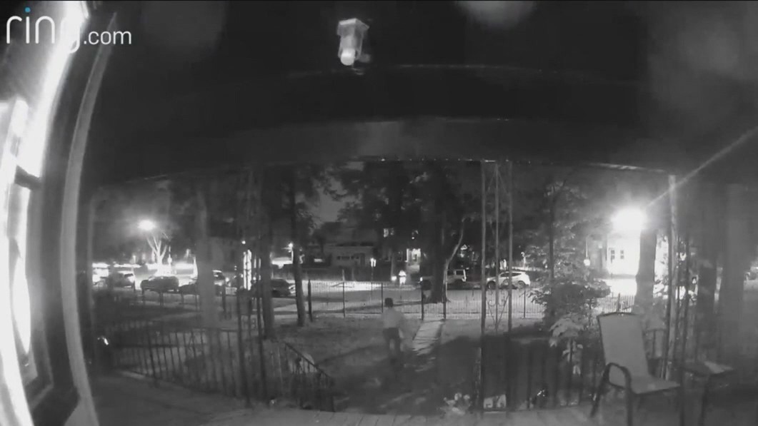 Video shows retired Chicago cop open fire on carjacker