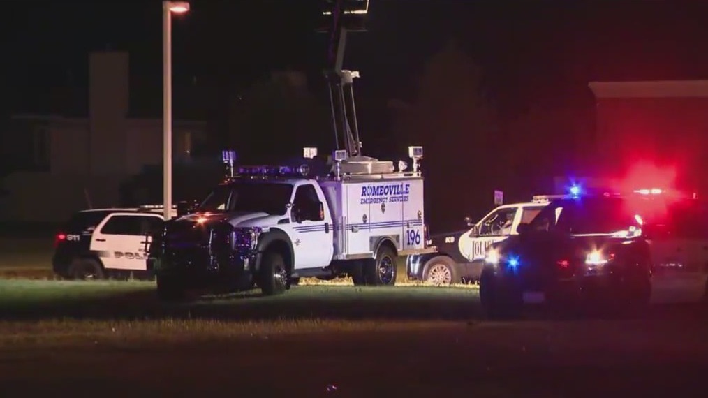 Romeoville police officer shot while investigating stolen vehicle