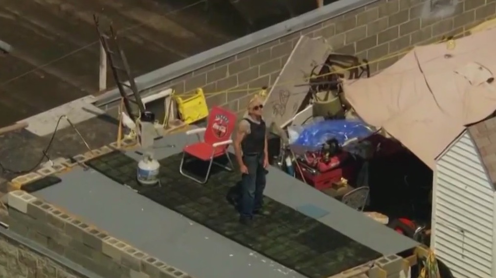 Humboldt Park SWAT standoff ends with man dead