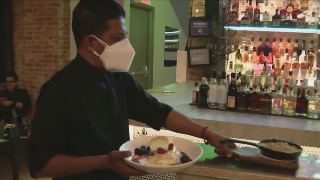 Push in Illinois to raise minimum wage for tipped workers