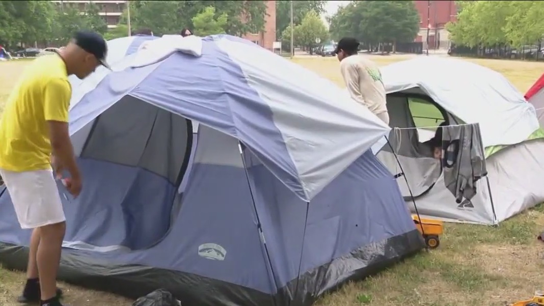 Migrants camping out at police station on Near West Side moved to shelter