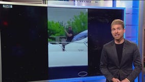 Jamie Foxx waves to fans from boat on Chicago River, first public sighting since health emergency