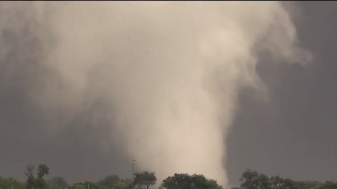 Video captures possible tornado in Chicago suburbs | FOX 32 Chicago
